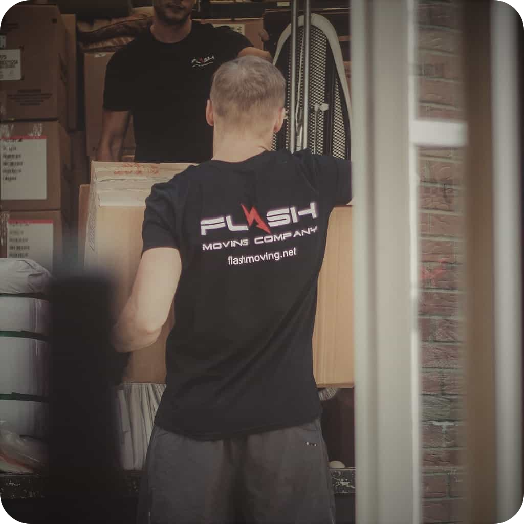 moving company in Waltham, mover bringing boxes 