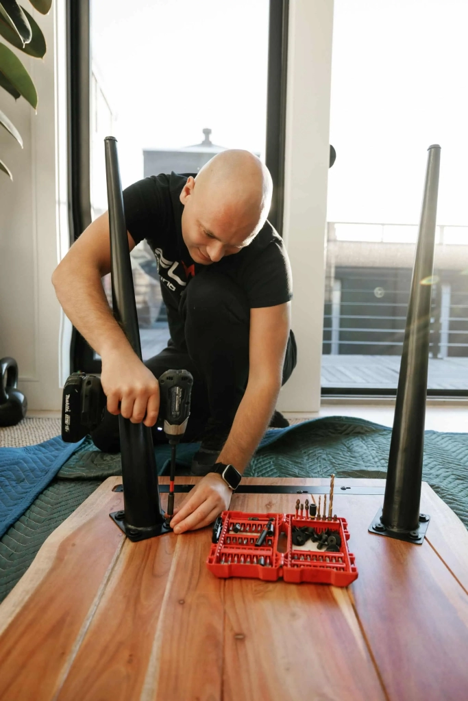Professional mover assembling furniture during Last Minute moving service – Flash Moving & Storage
