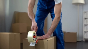 Mover taping boxes, Flash Moving Boston